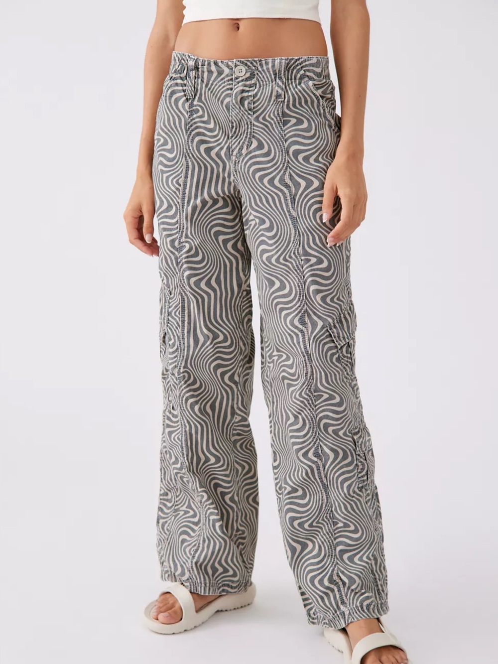 UO cargo pants with early 2000s vibes. Low-rise silhouette with a wide leg.Med